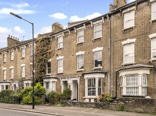 2 bedroom flat for sale in Cricketfield Road, Clapton, E5