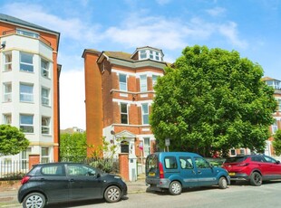 2 bedroom flat for sale in Jevington Gardens, Eastbourne, BN21