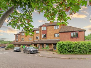 2 bedroom flat for sale in Kingfisher Court, Kingfisher Drive, Guildford, GU4