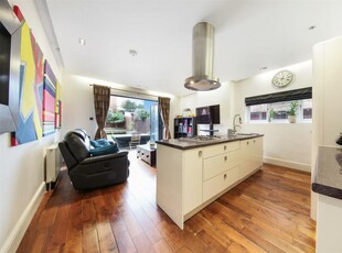 2 bedroom flat for sale in Melrose Avenue, Willesden Green, NW2