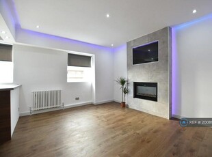 2 bedroom penthouse for rent in Laurel Place, Glasgow, G11