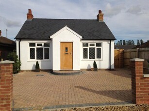 3 bedroom detached bungalow for sale in Stoke Road, Bletchley, Milton Keynes, MK2 3AB, MK2