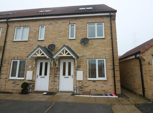 3 bedroom end of terrace house for rent in Chartwell Gardens, Kingswood, Hull, HU7