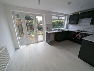 3 bedroom end of terrace house for rent in Park Drive Leicester LE33FP, LE3