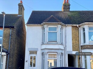 3 bedroom end of terrace house for rent in Tonge Road, Sittingbourne, ME10