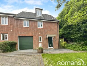 3 bedroom end of terrace house for sale in Coppice Pale, Chineham, Basingstoke, RG24