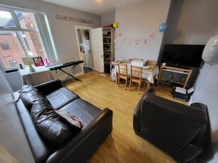 3 bedroom flat for rent in Biddlestone Road, Newcastle Upon Tyne, NE6