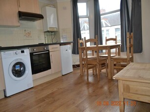 3 bedroom flat for rent in Mackintosh Place, Roath, Cardiff, CF24