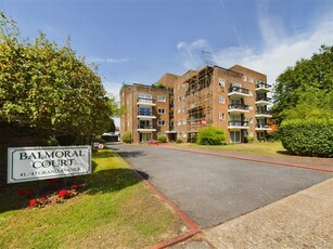 3 bedroom flat for sale in Balmoral Court Grand Avenue, Worthing, BN11 5AX, BN11