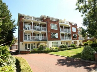 3 bedroom flat for sale in Downview Road, Worthing, West Sussex, BN11