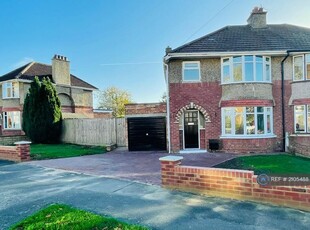 3 bedroom semi-detached house for rent in Fitzroy Road, Swindon, SN1