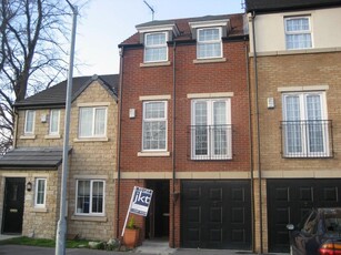3 bedroom terraced house for rent in Lambwath Hall Court,Nr SuttonBiggin Ave,Hull,HU7