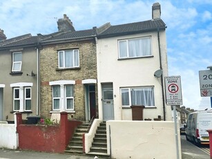 3 bedroom terraced house for rent in Magpie Hall Road, Chatham, Kent, ME4