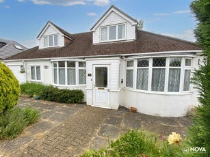 4 bedroom detached bungalow for sale in Mixes Hill Road, Luton, LU2
