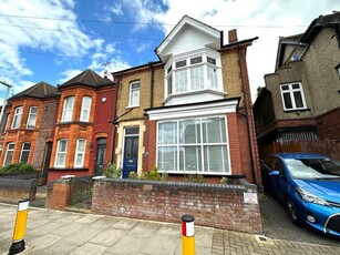 4 bedroom end of terrace house for sale in Tennyson Road, South Luton, Luton, Bedfordshire, LU1 3RR, LU1