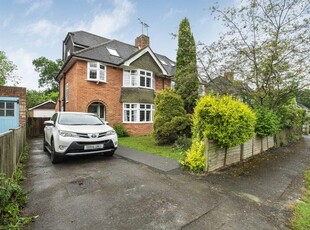 4 bedroom semi-detached house for rent in Chalgrove Way, Emmer Green, Reading, RG4