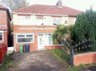 4 bedroom semi-detached house for rent in Elsdon Gardens, Gateshead, NE11