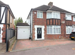 4 bedroom semi-detached house for sale in Rosslyn Crescent, Luton, Bedfordshire, LU3 2AU, LU3