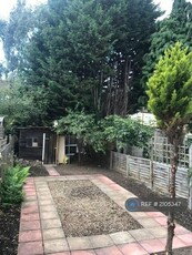 4 bedroom terraced house for rent in Congress Road, London, SE2