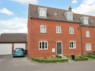 5 bedroom semi-detached house for sale in Russet Close, Bedford, Bedfordshire, MK41