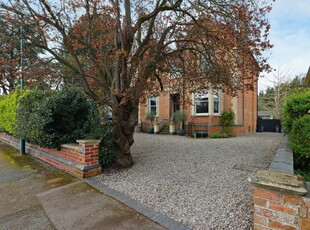 6 bedroom detached house for rent in Painswick Road, Cheltenham, GL50
