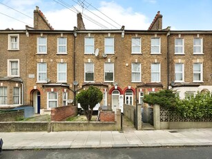 Flat to rent - Belfort Road, Peckham, SE15