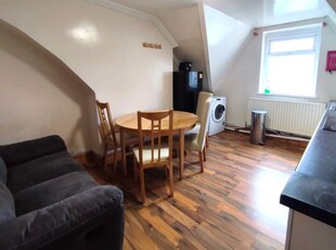 Flat to rent in Albany Road, Cardiff CF24