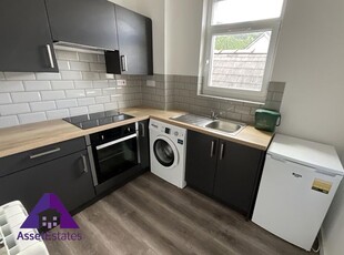 Flat to rent in Commercial Street, Abertillery NP13