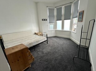 Flat to rent in Newport Road, Roath CF24