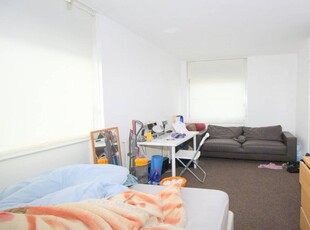 Room in 6-bedroom apartment in Lambeth