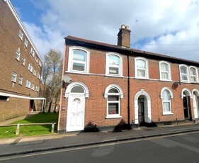 5 bedroom end of terrace house for sale in Windsor Street, Luton, LU1