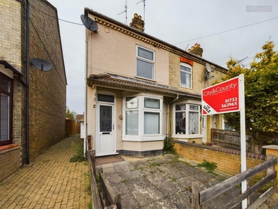 3 bedroom end of terrace house for sale in Clifton Avenue, Peterborough, PE3