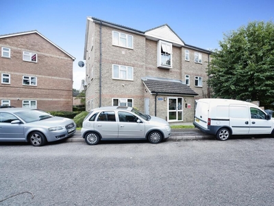 2 bedroom flat for sale in Quilter Close, Luton, LU3