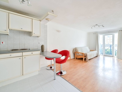 Flat in Rotherhithe Street, Rotherhithe, SE16