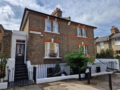 2 bedroom property for sale in Collins Street, London, SE3