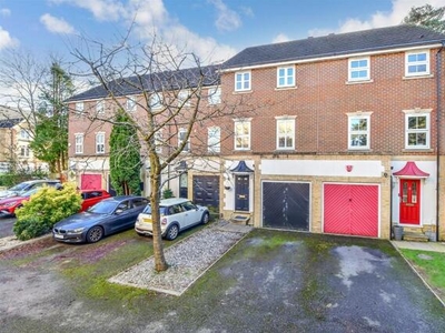 4 Bedroom Town House For Sale In Caterham