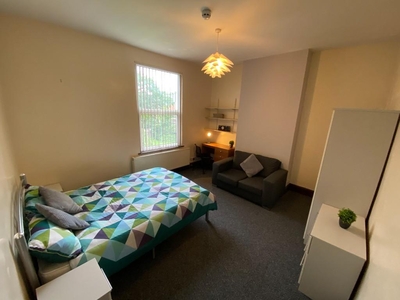 11 bedroom semi-detached house for rent in Student Shared House on Richmond Grove - Individual Rooms with all bills included from just £140 - £150 per week!, M13
