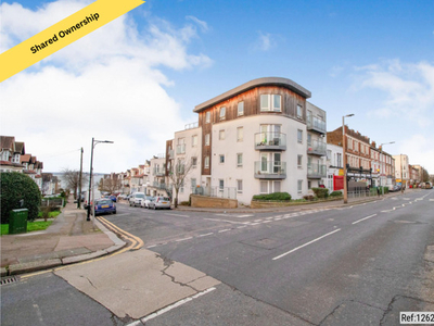 2 Bedroom Apartment For Sale In Westcliff-on-sea, Essex