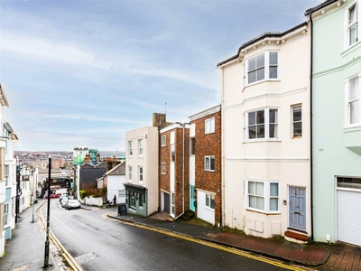 2 bedroom flat for rent in Guildford Road, Brighton, BN1