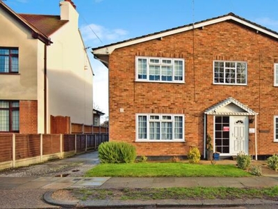 2 Bedroom Flat For Sale In Leigh-on-sea, Essex