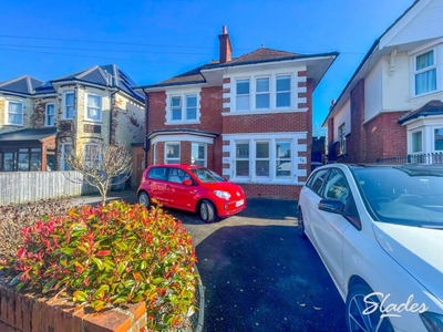 3 bedroom flat for rent in Stourcliffe Avenue, Southbourne, Bournemouth, BH6