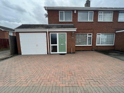 3 bedroom semi-detached house for rent in Windrush Drive, Oadby, LE2