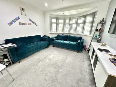 3 bedroom semi-detached house to rent Feltham, TW13 4LW