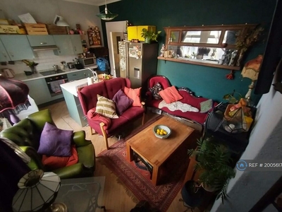 4 bedroom flat for rent in Cheltenham Road, Bristol, BS6