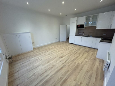 4 bedroom flat for rent in Chiswick High Road, Turnham Green, W4