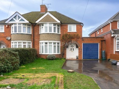 4 bedroom semi-detached house to rent Reading, RG6 1DX