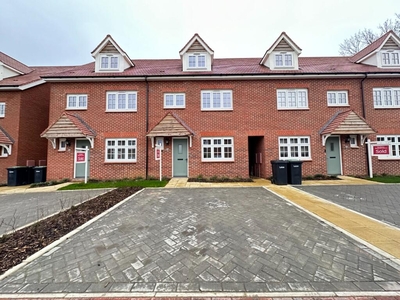4 bedroom town house for rent in Armstrong Road, Luton, Bedfordshire, LU2 0FY, LU2