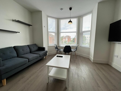 5 bedroom maisonette for rent in Musters Road, West Bridgford, Nottingham, NG2