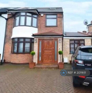 5 bedroom semi-detached house for rent in London, London, TW7