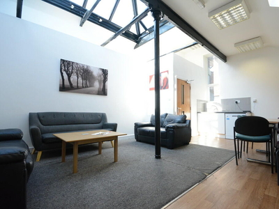 6 bedroom apartment for rent in Alfreton Road, Nottingham, NG7